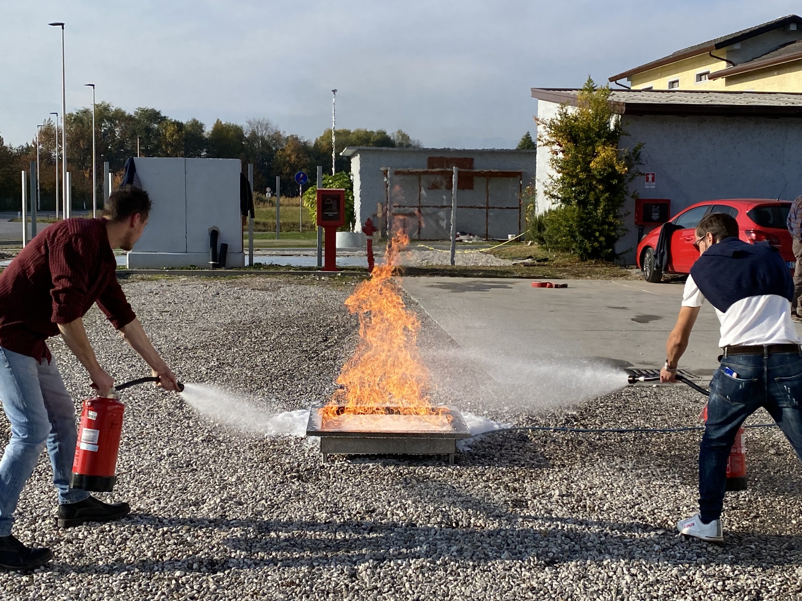 Corso Antincendio Rischio Basso - Prova di spegnimento a coppie con estintori a schiuma