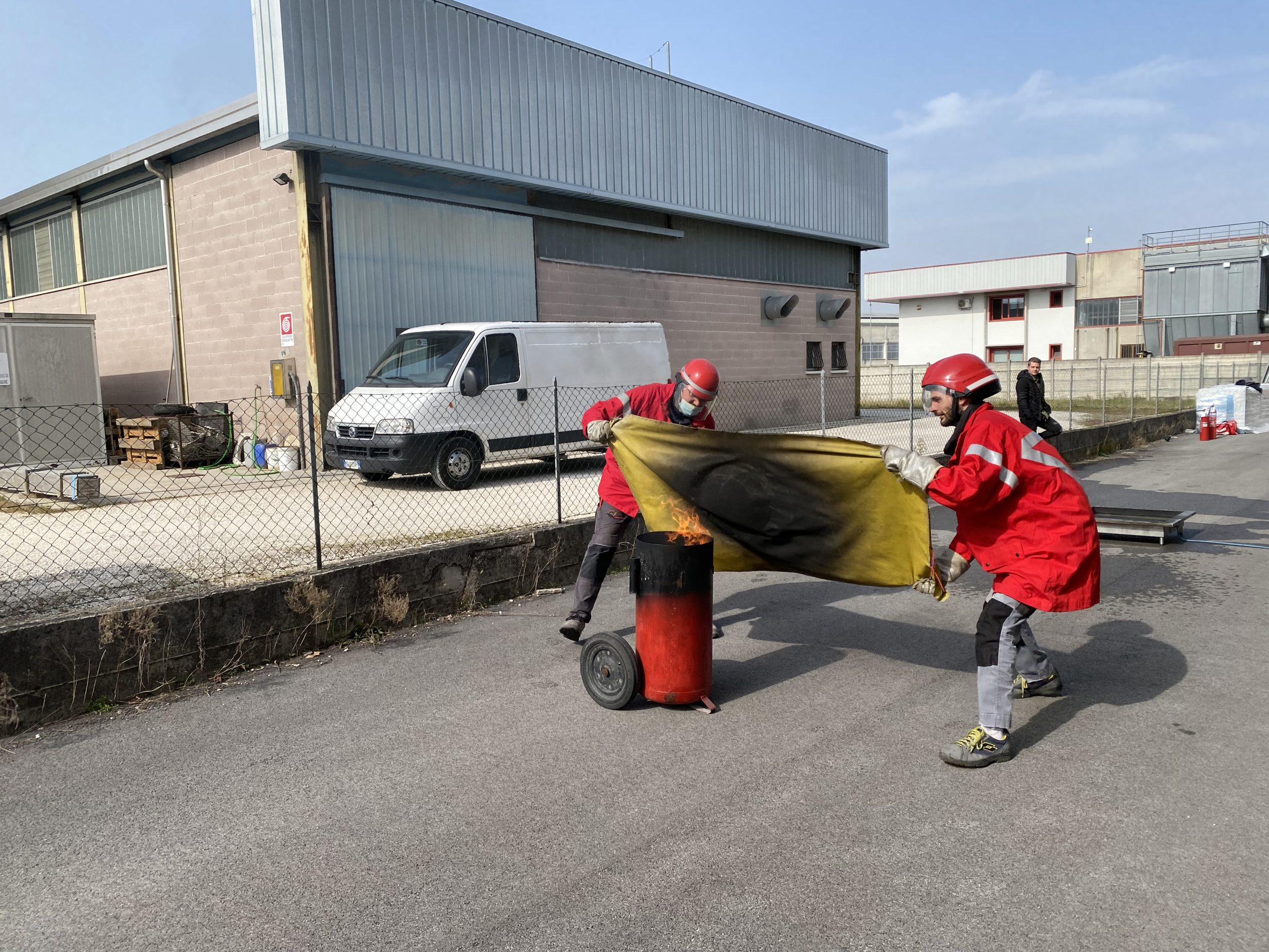 Aggiornamento Antincendio Rischio Medio - Prova di spegnimento con coperta antifiamma