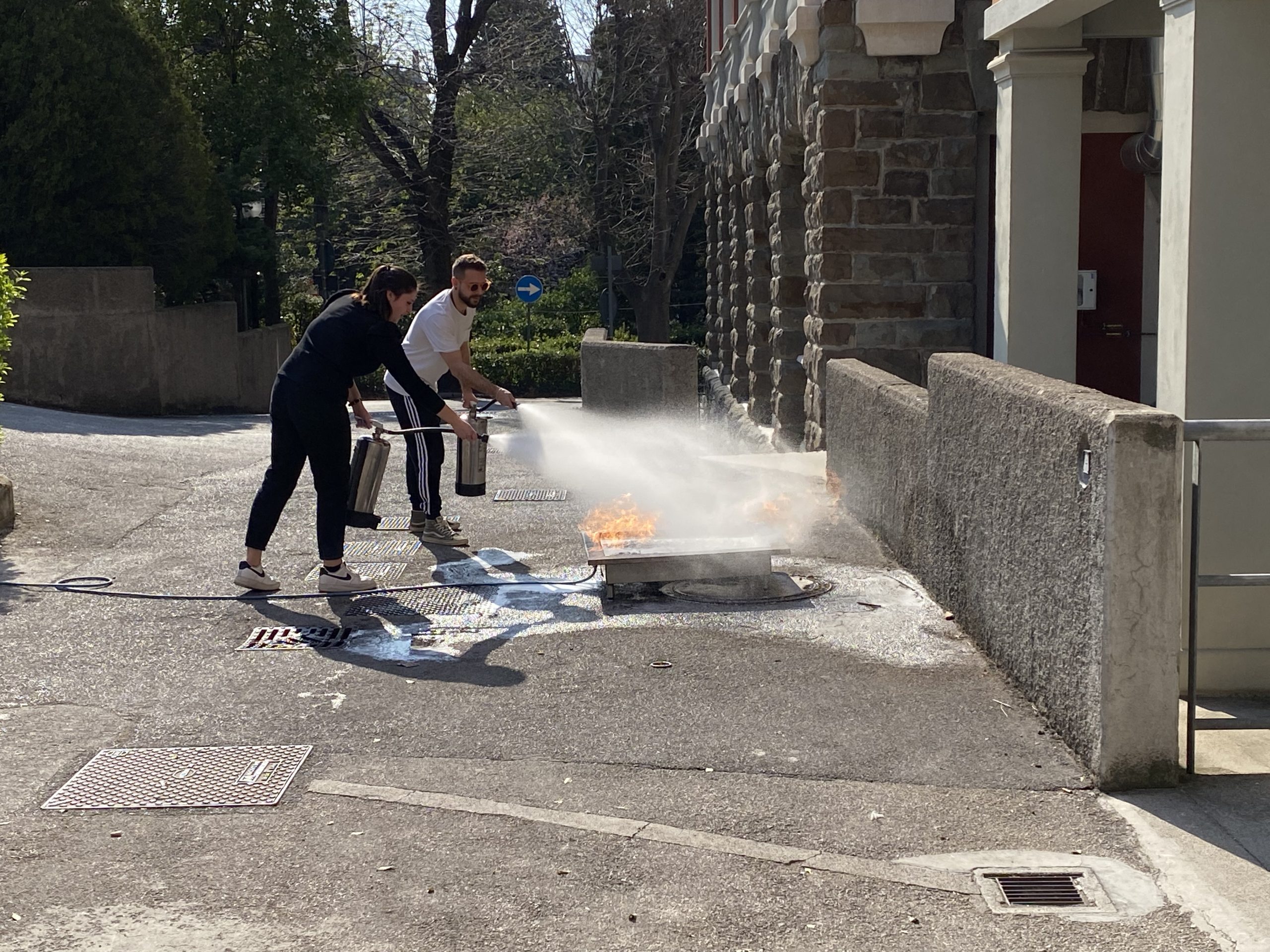 Aggiornamento Antincendio Rischio Basso - Prova di spegnimento a coppie con estintori a schiuma